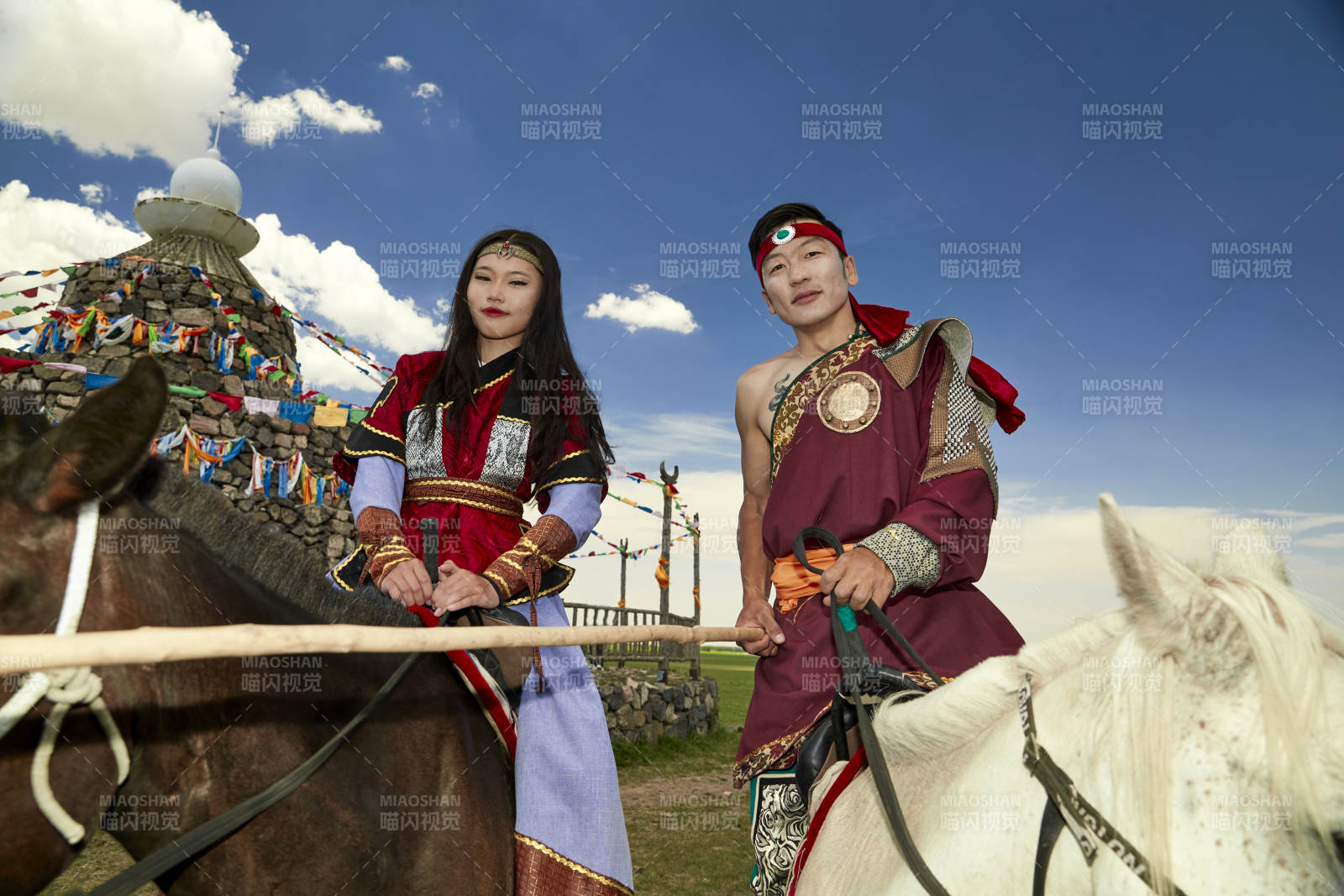 草原那达慕大会上骑着马的蒙古演员图片