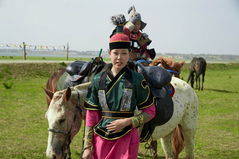 草原那达慕大会上骑着马的蒙古演员图片