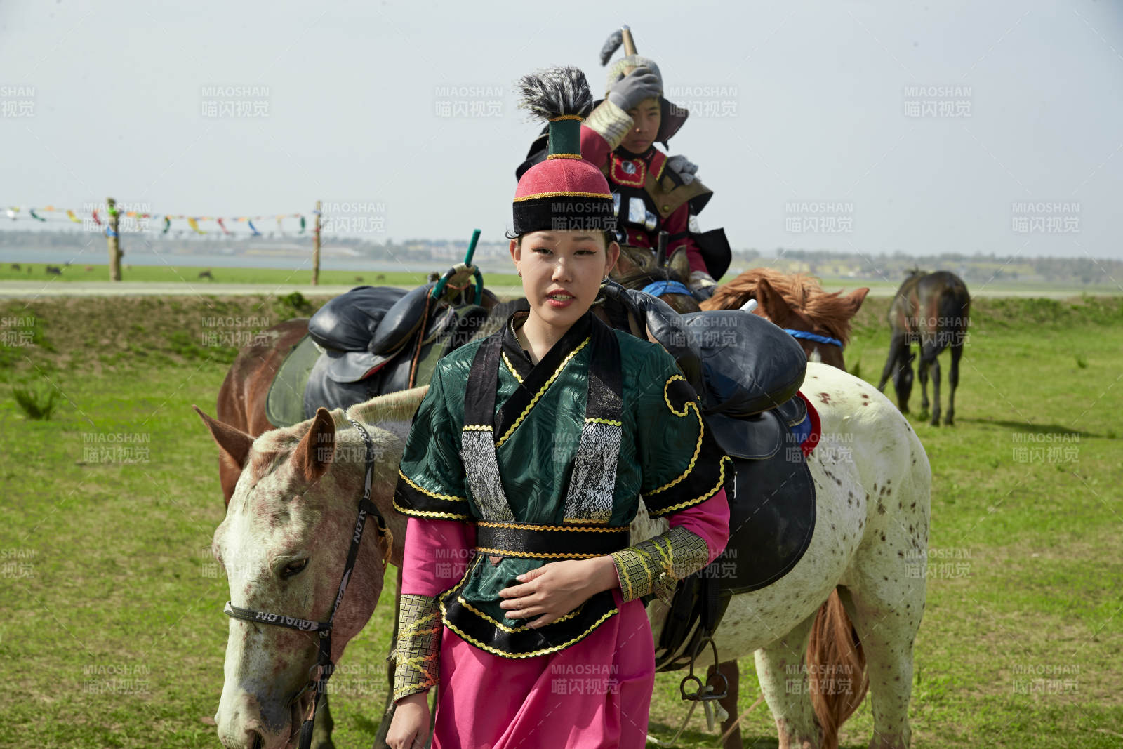 草原那达慕大会上骑着马的蒙古演员图片
