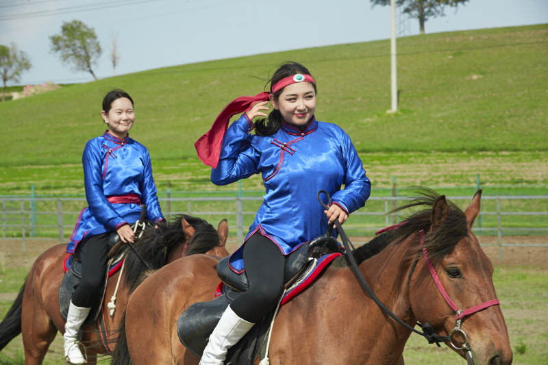 草原那达慕大会上骑着马的蒙古演员图片