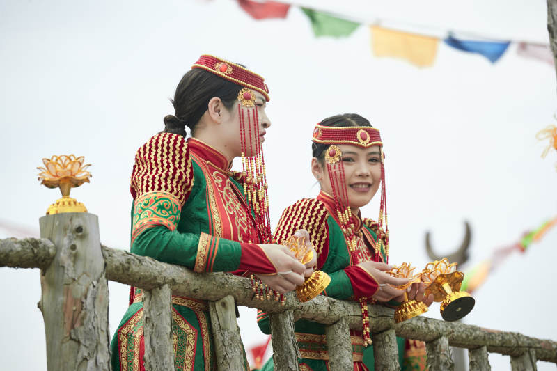 那达慕大会上表演的蒙古族传统舞蹈演员图片