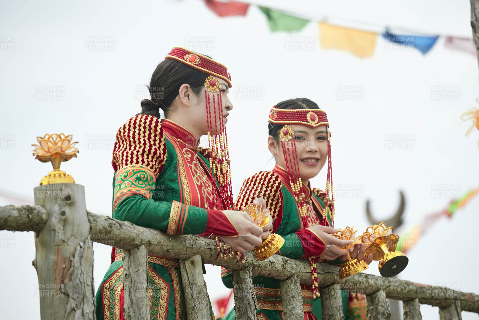 那达慕大会上表演的蒙古族传统舞蹈演员图片