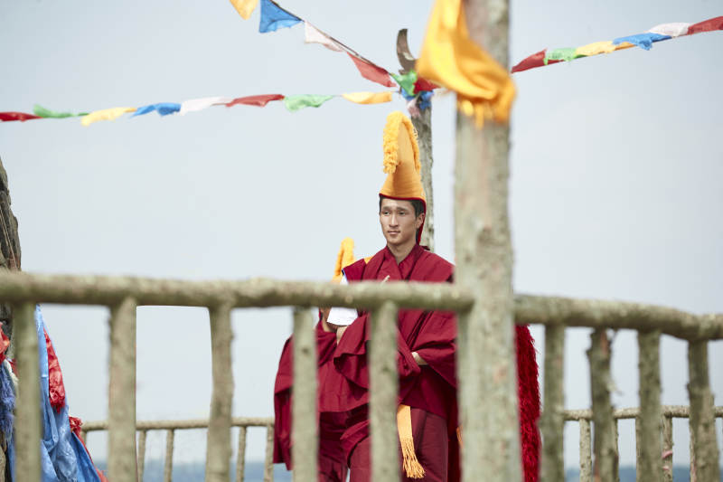 在敖包念经祈福的喇嘛僧人图片