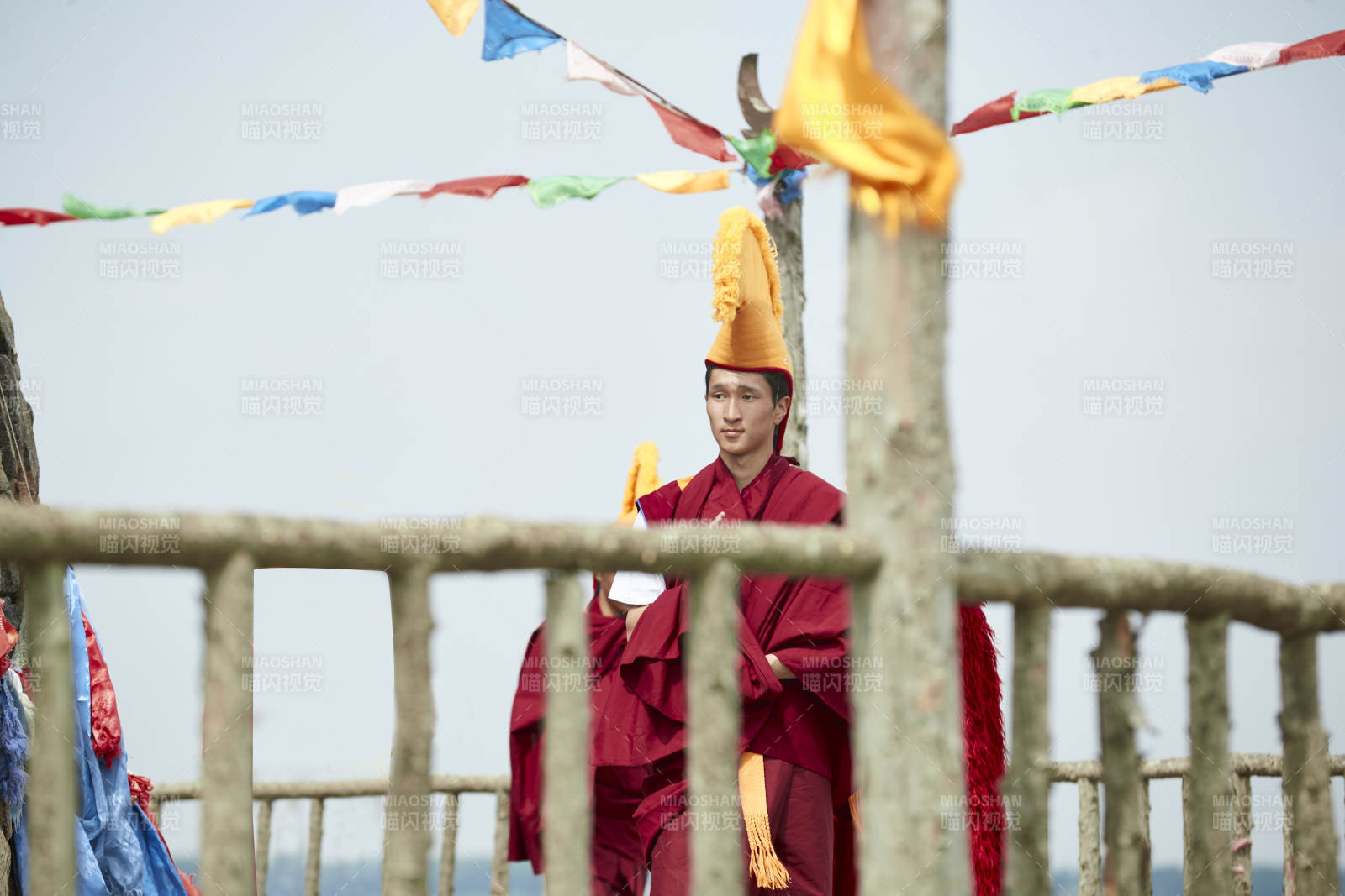 在敖包念经祈福的喇嘛僧人图片