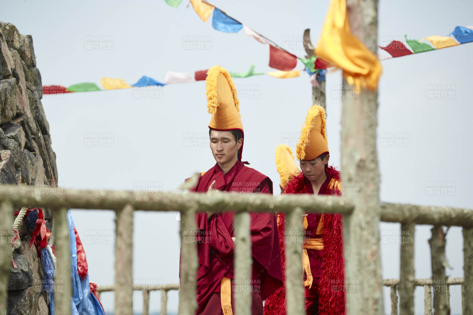 在敖包念经祈福的喇嘛僧人图片