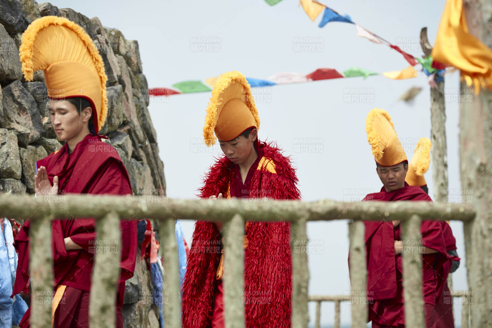 在敖包念经祈福的喇嘛僧人图片