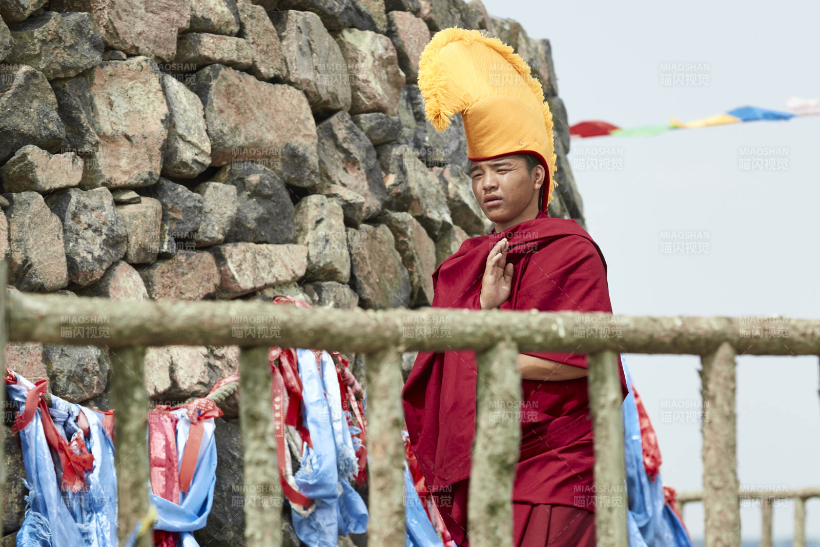 在敖包念经祈福的喇嘛僧人图片