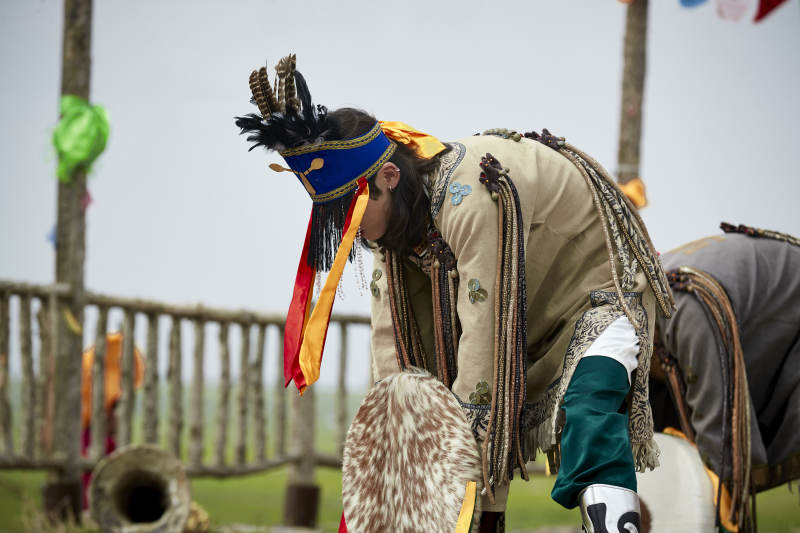 草原上的蒙古萨满祭祀表演的舞蹈舞者图片