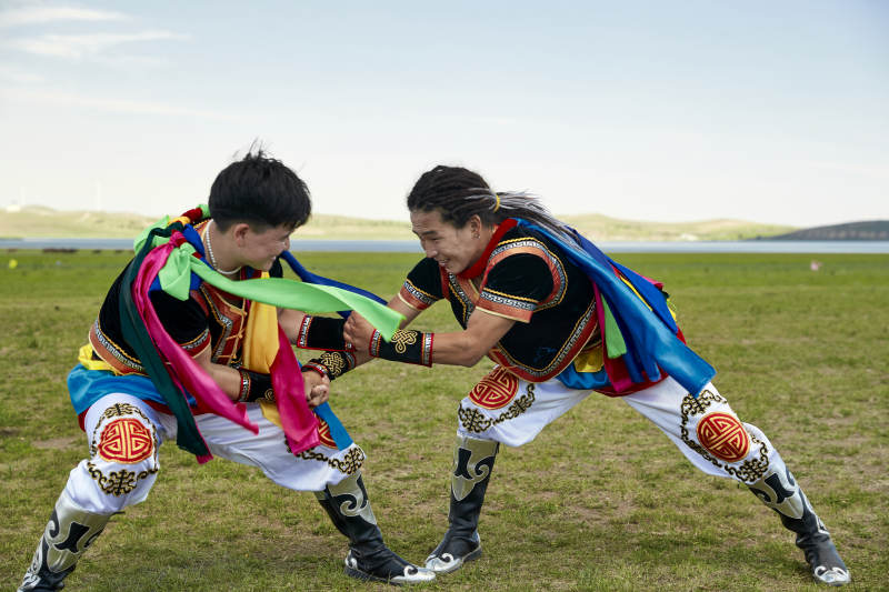 草原那达慕大会上的蒙古摔跤手图片