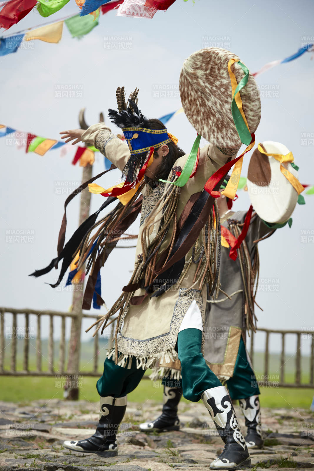 草原上的蒙古萨满祭祀表演的舞蹈舞者图片