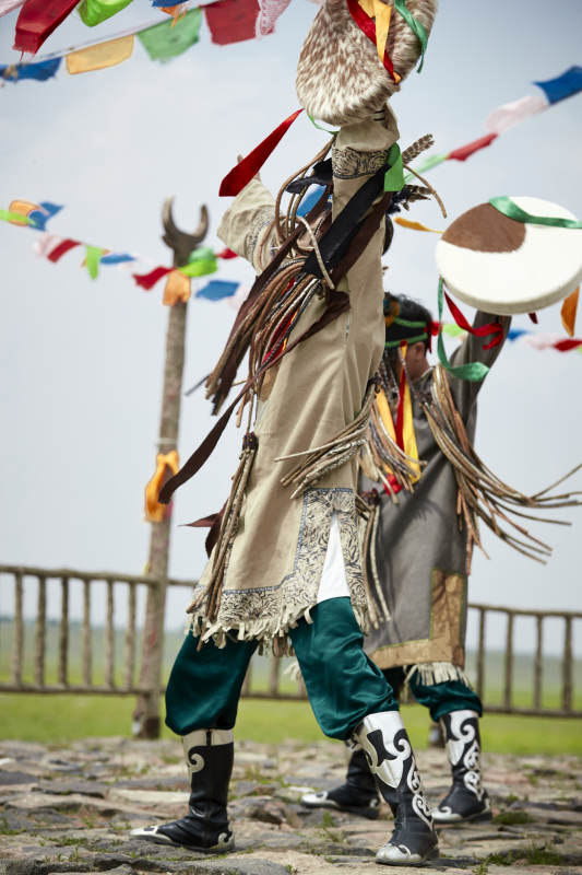 草原上的蒙古萨满祭祀表演的舞蹈舞者图片