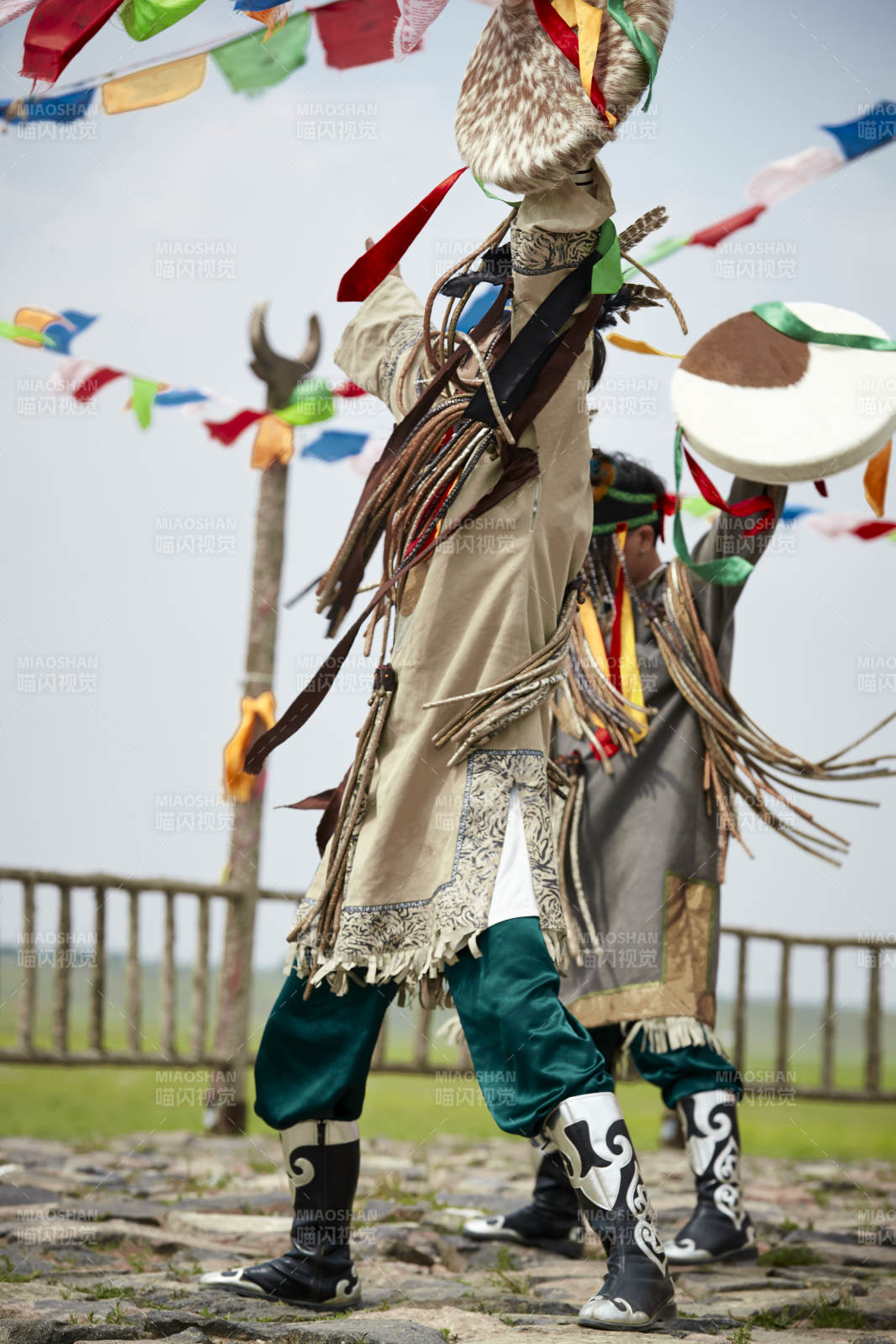 草原上的蒙古萨满祭祀表演的舞蹈舞者图片