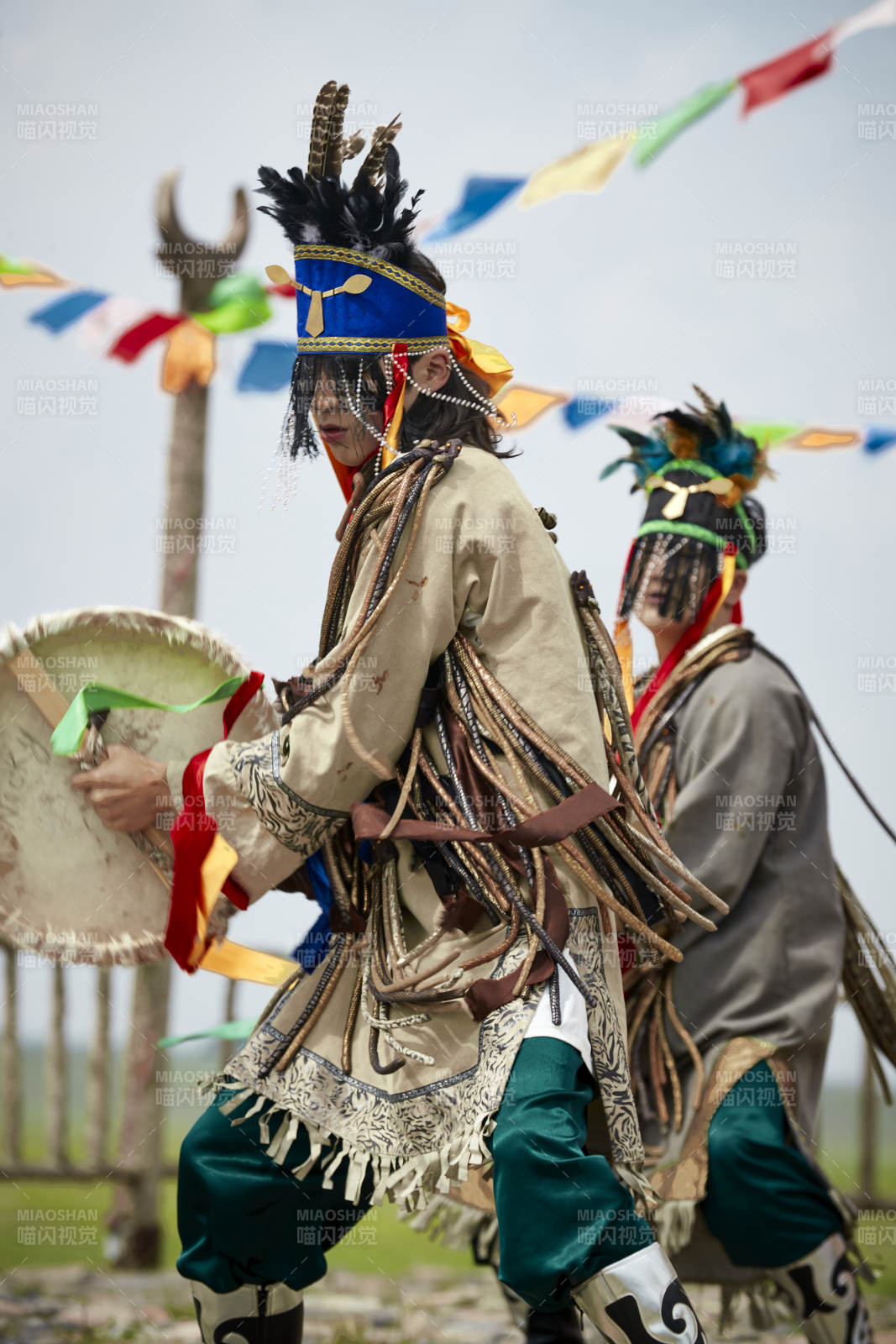 草原上的蒙古萨满祭祀表演的舞蹈舞者图片