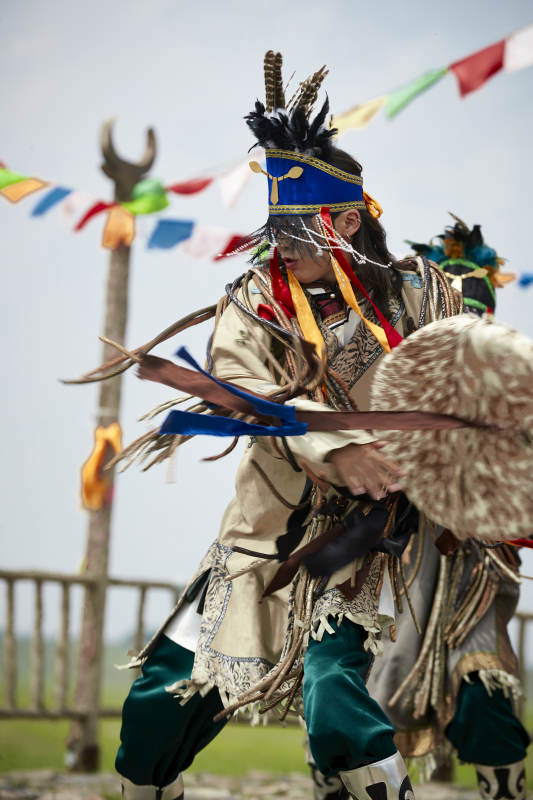 草原上的蒙古萨满祭祀表演的舞蹈舞者图片