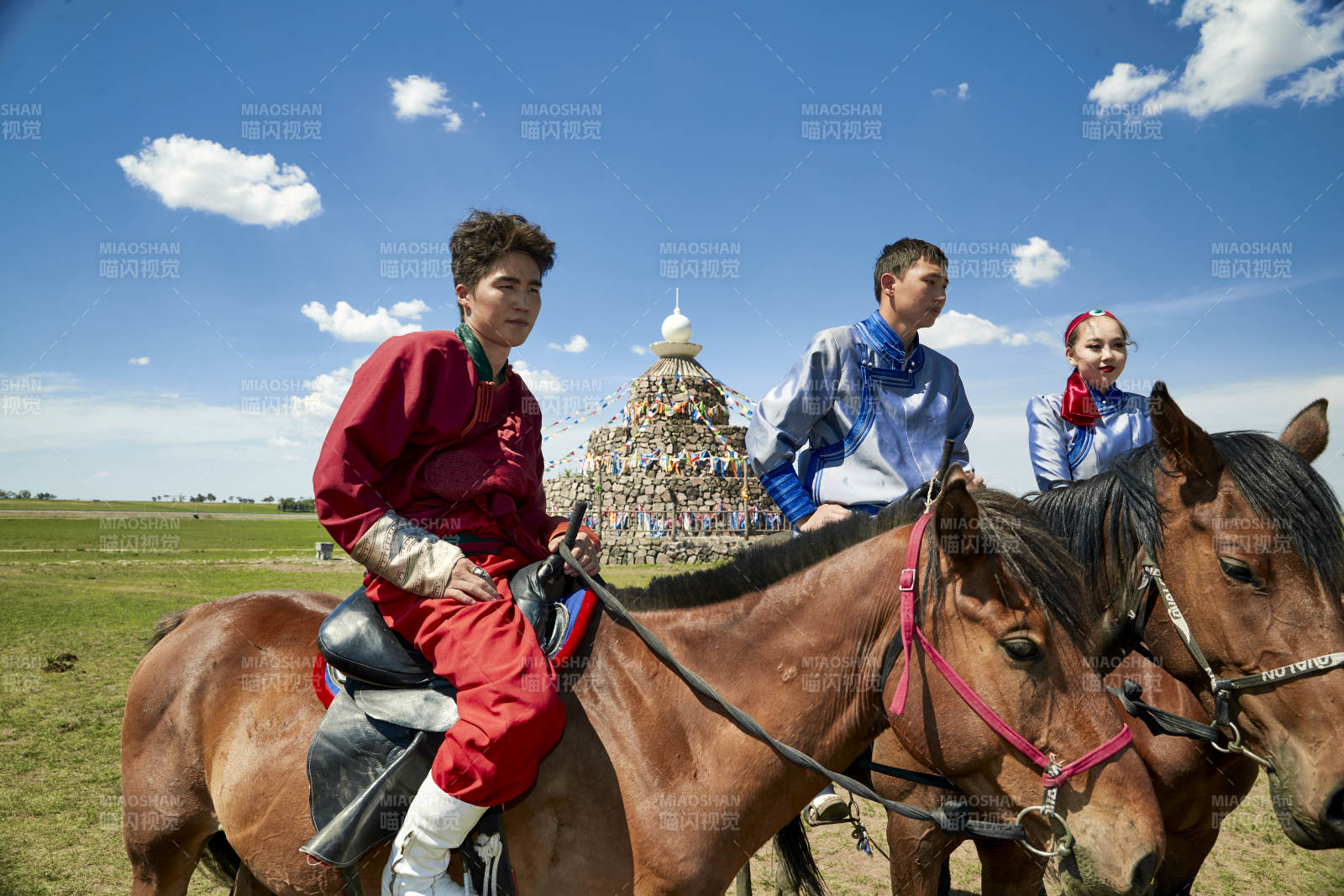 草原那达慕大会上骑着马的蒙古演员图片