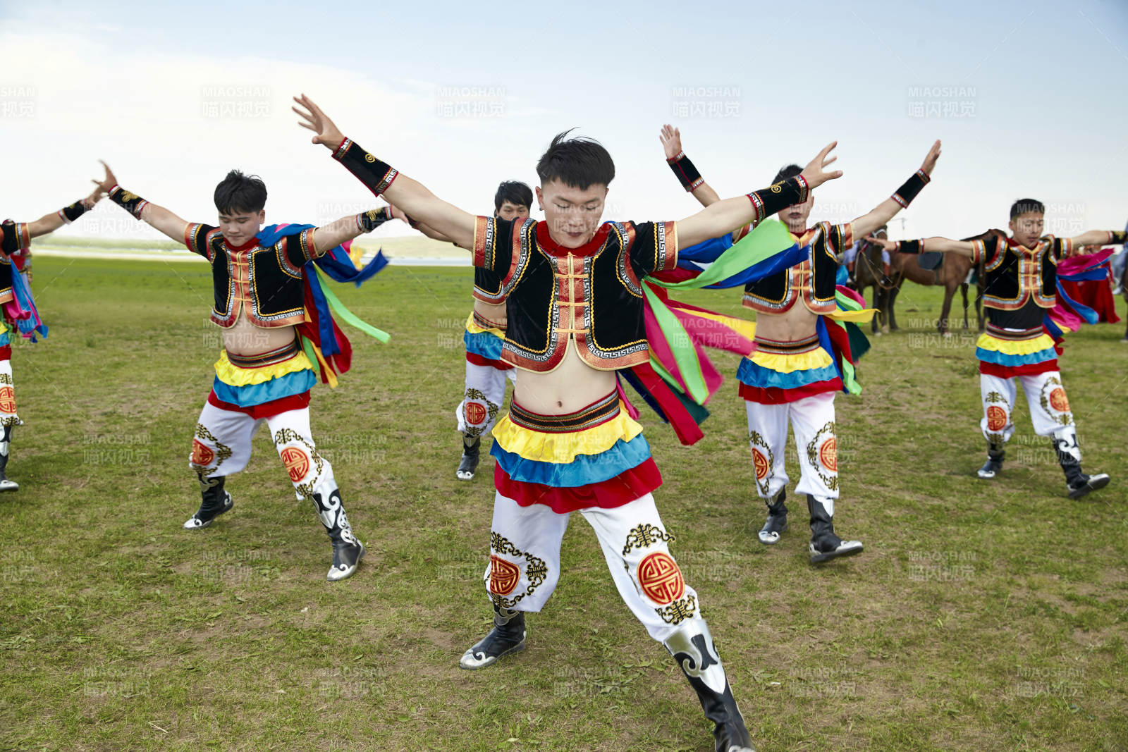 草原那达慕大会上的蒙古摔跤手图片