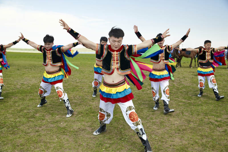 草原那达慕大会上的蒙古摔跤手图片