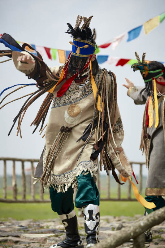 草原上的蒙古萨满祭祀表演的舞蹈舞者图片