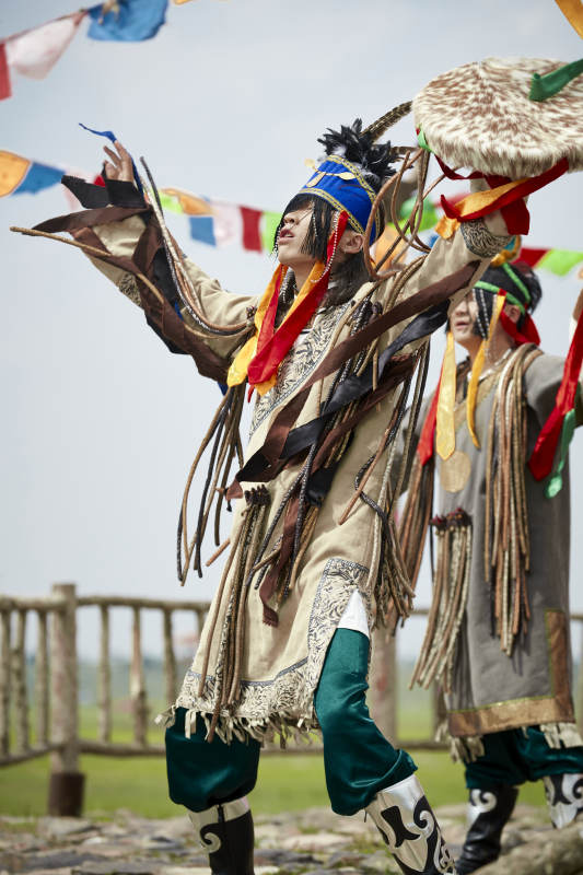 草原上的蒙古萨满祭祀表演的舞蹈舞者图片