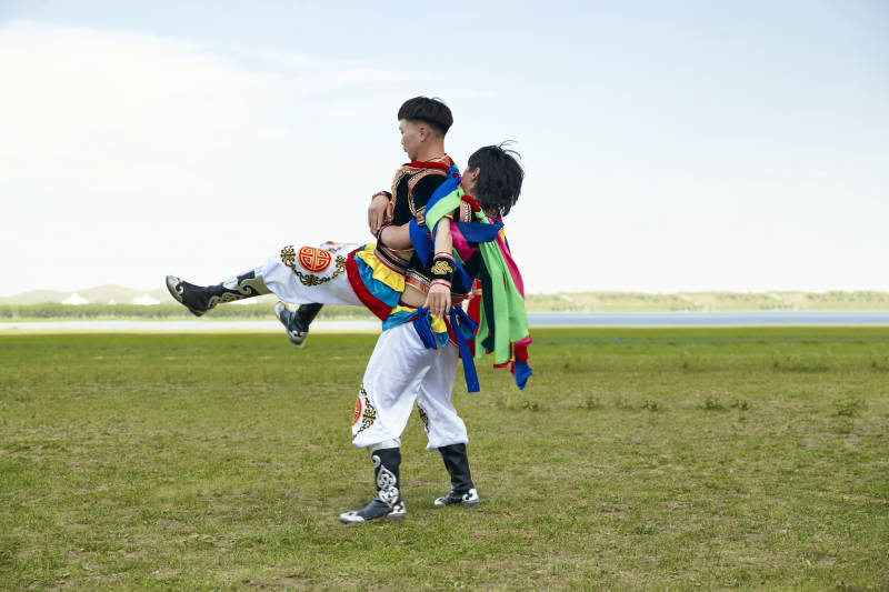 草原那达慕大会上的蒙古摔跤手图片