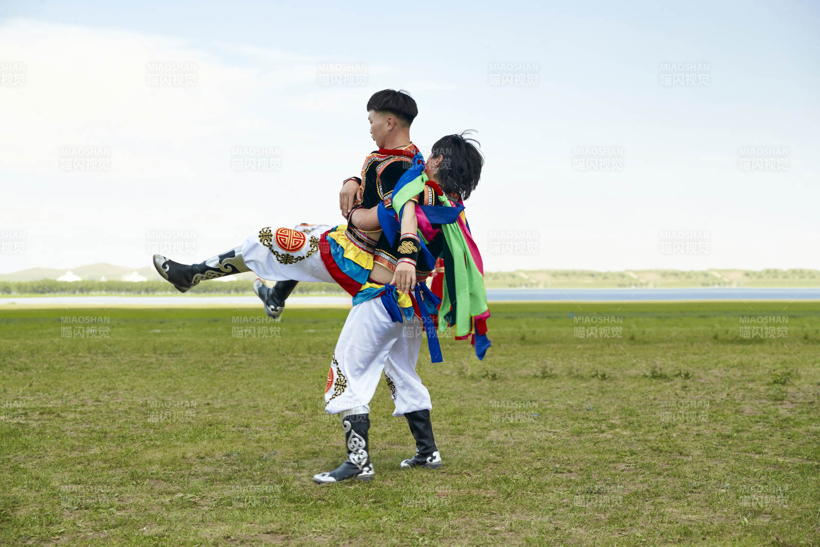 草原那达慕大会上的蒙古摔跤手图片