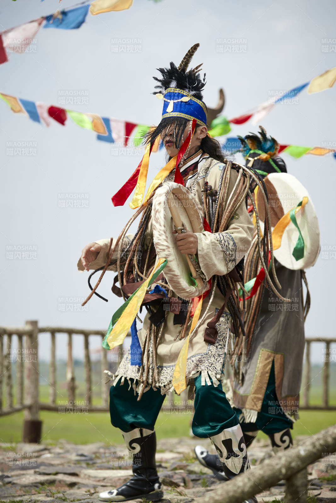 草原上的蒙古萨满祭祀表演的舞蹈舞者图片