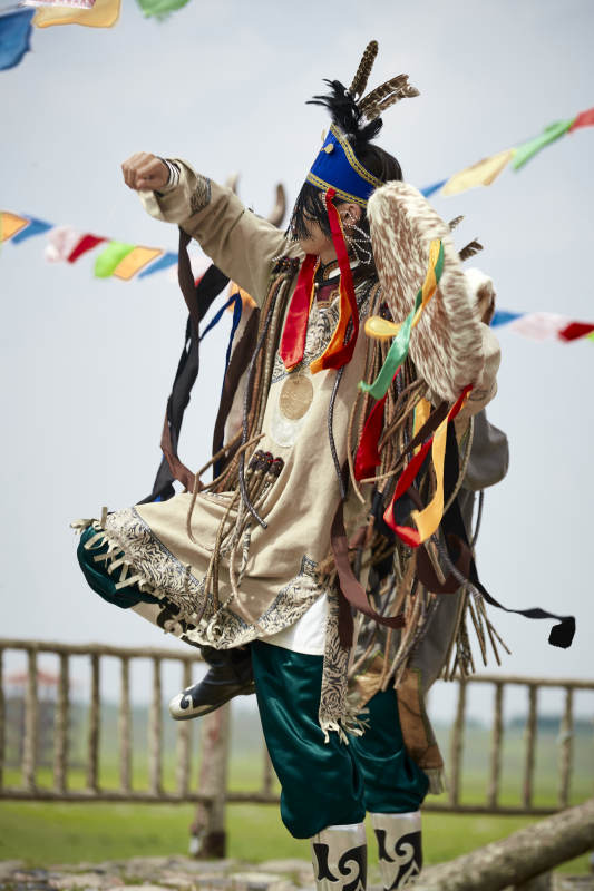 草原上的蒙古萨满祭祀表演的舞蹈舞者图片