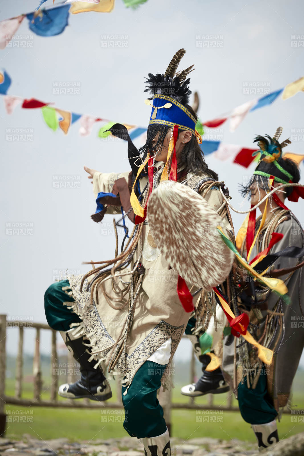 草原上的蒙古萨满祭祀表演的舞蹈舞者图片