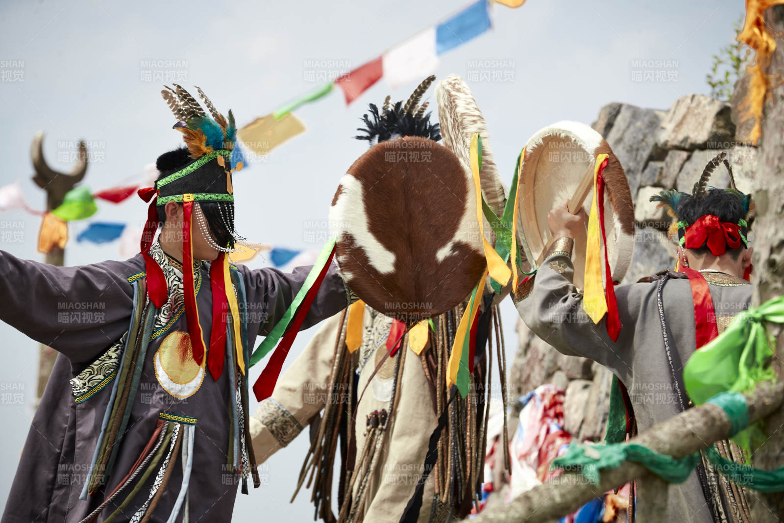 草原上的蒙古萨满祭祀表演的舞蹈舞者图片