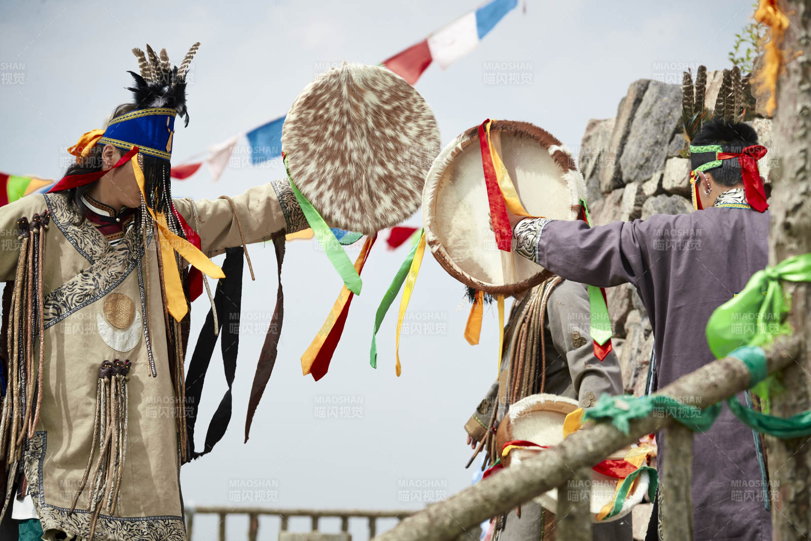 草原上的蒙古萨满祭祀表演的舞蹈舞者图片
