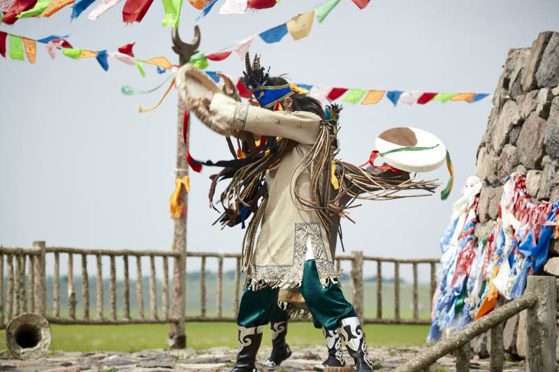 草原上的蒙古萨满祭祀表演的舞蹈舞者图片