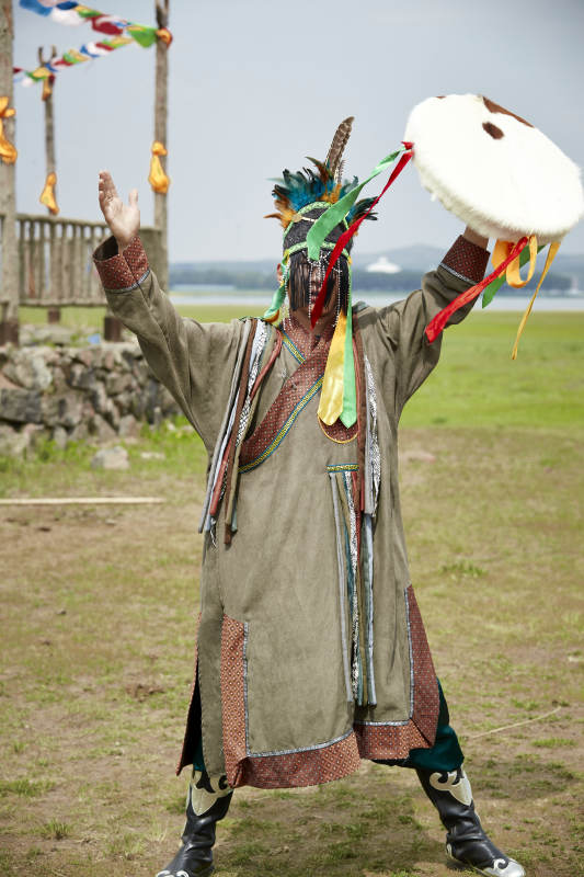 草原上的蒙古萨满祭祀表演的舞蹈舞者图片