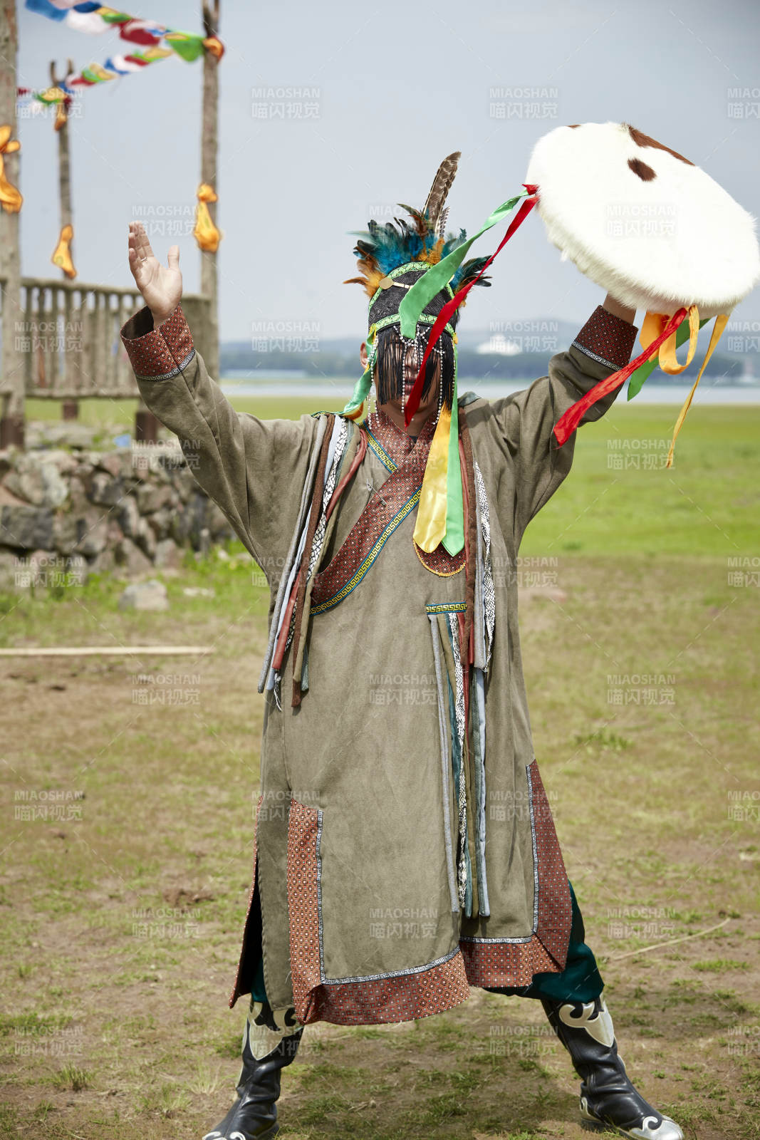 草原上的蒙古萨满祭祀表演的舞蹈舞者图片