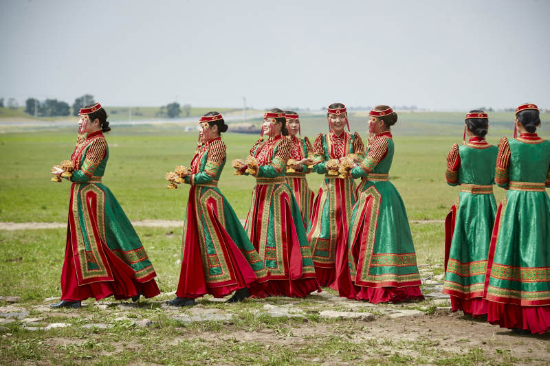 那达慕大会上表演的蒙古族传统舞蹈图片