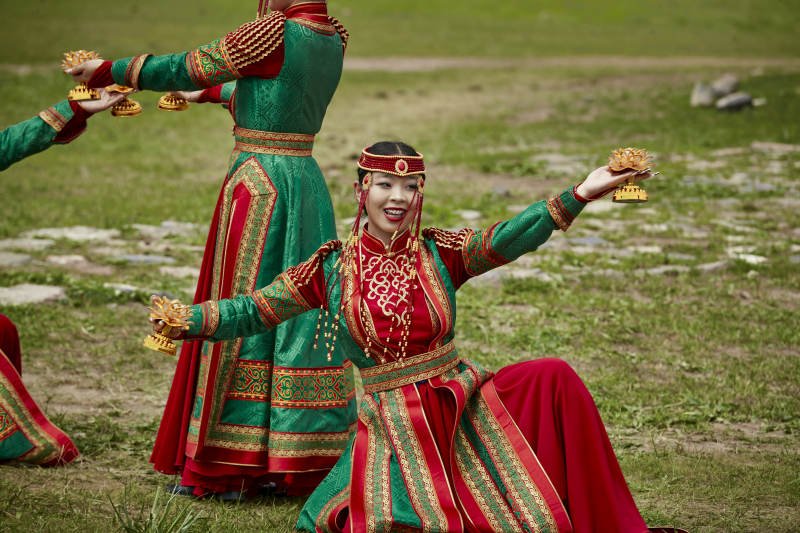 那达慕大会上表演的蒙古族传统舞蹈图片