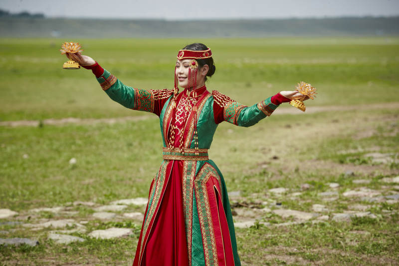 那达慕大会上表演的蒙古族传统舞蹈图片