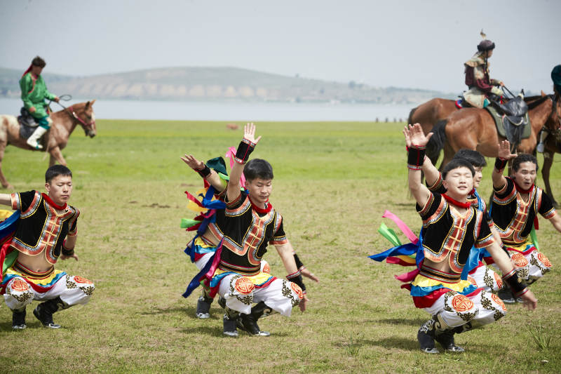 草原那达慕大会上的蒙古摔跤手图片