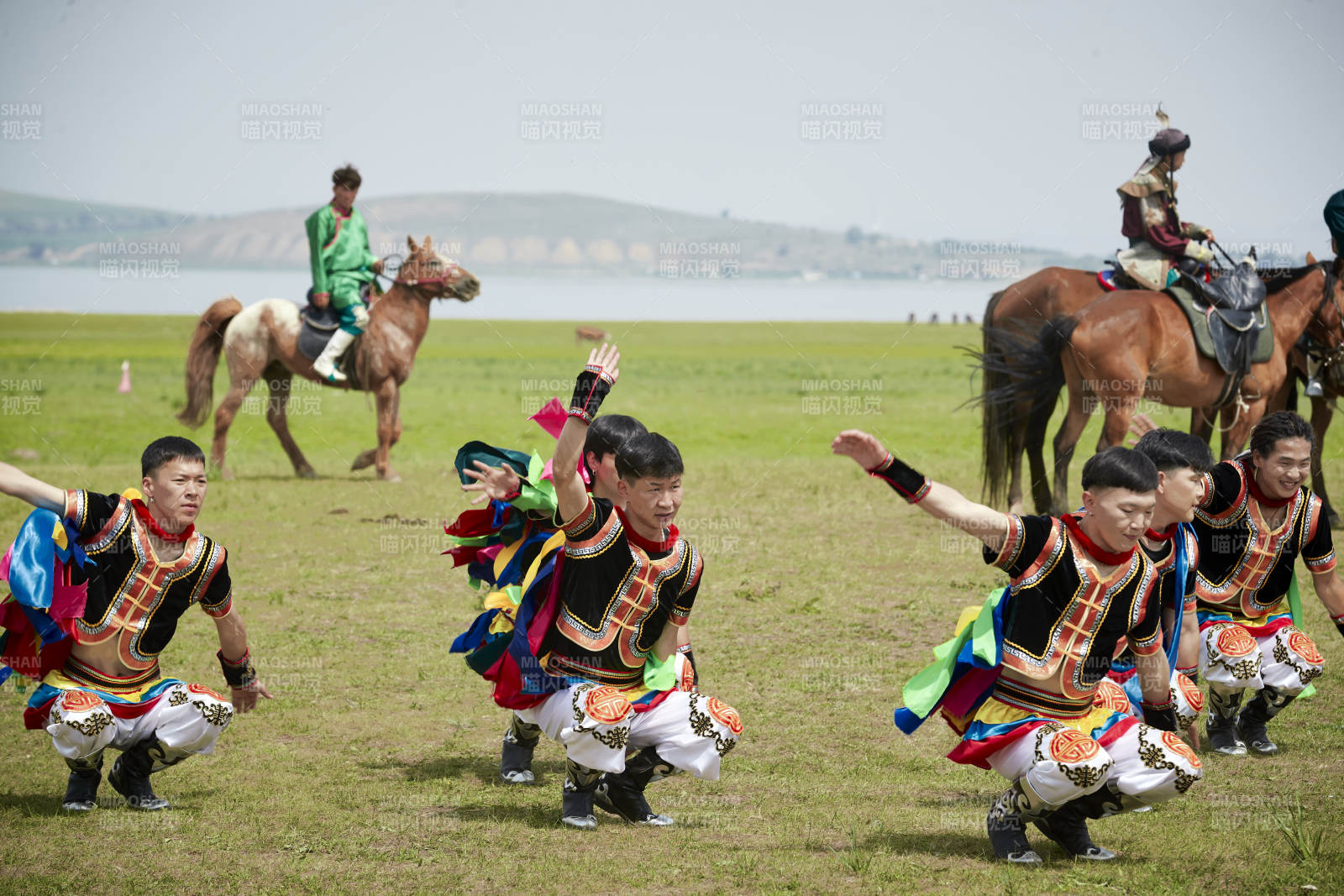 草原那达慕大会上的蒙古摔跤手图片