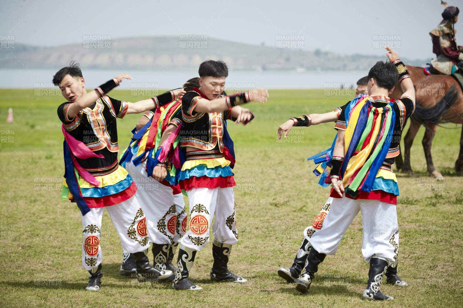 草原那达慕大会上的蒙古摔跤手图片