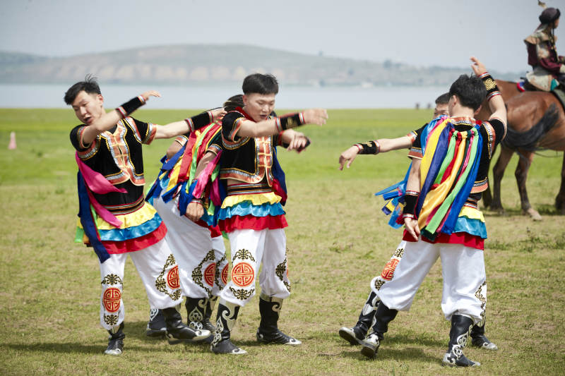 草原那达慕大会上的蒙古摔跤手图片