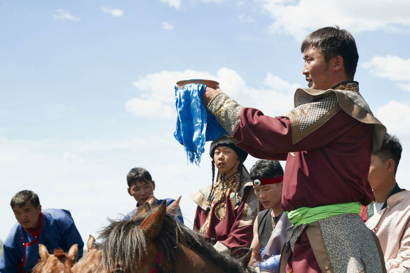 草原那达慕大会上骑着马的蒙古演员图片