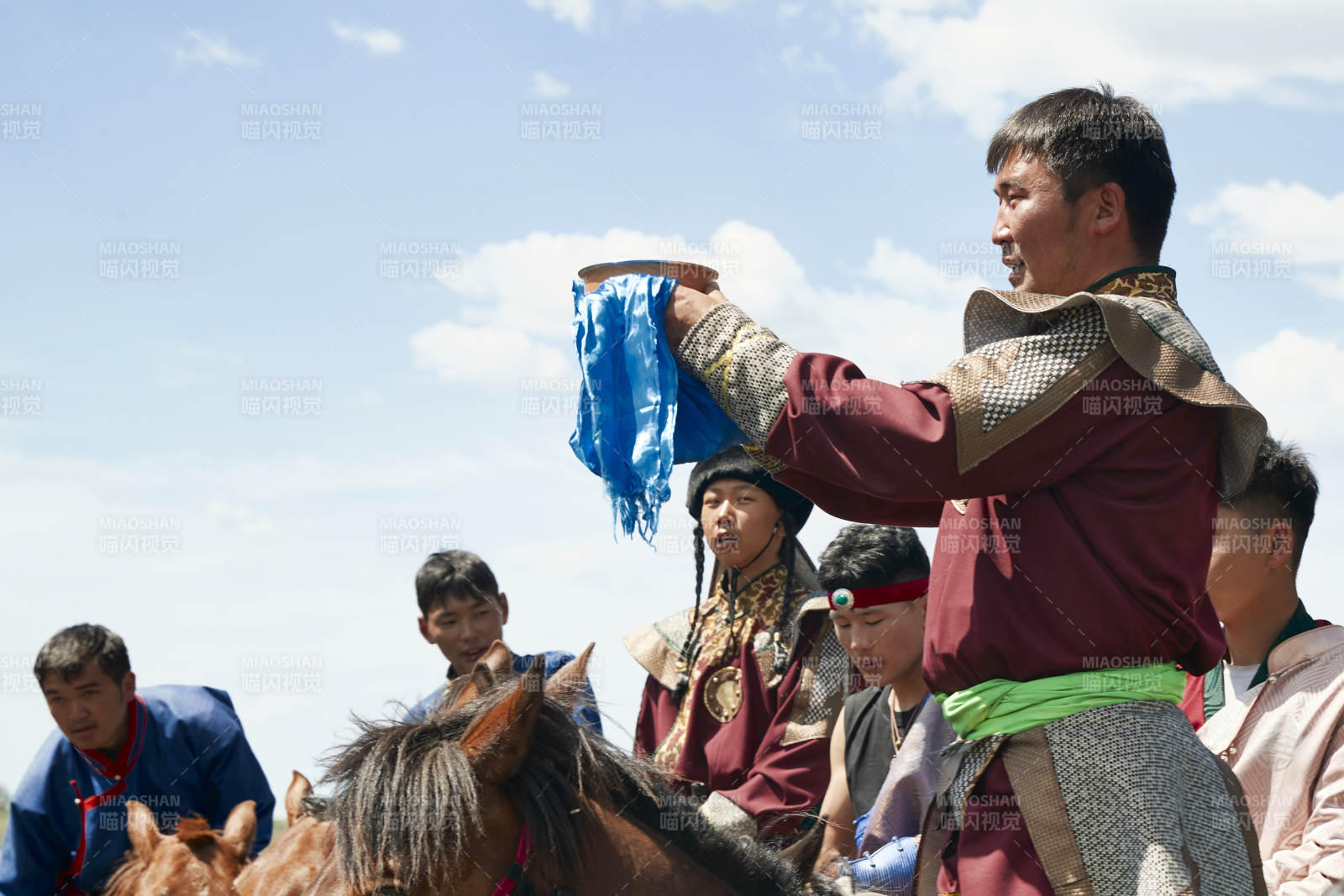 草原那达慕大会上骑着马的蒙古演员图片