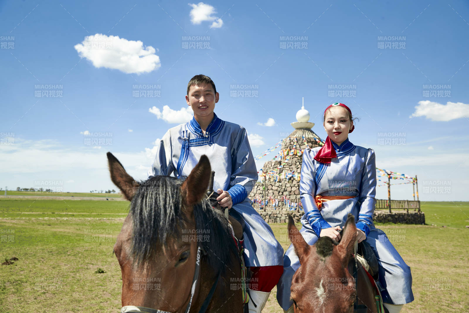 草原那达慕大会上骑着马的蒙古演员图片