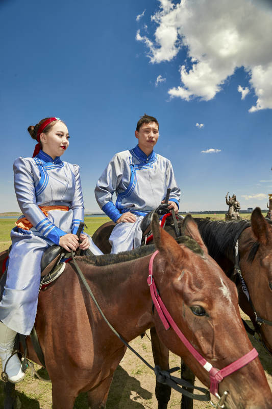 草原那达慕大会上骑着马的蒙古演员图片