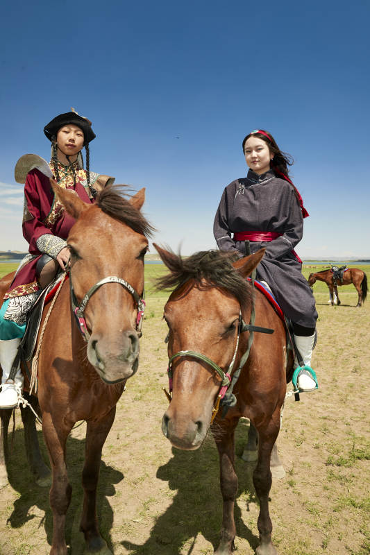 草原那达慕大会上骑着马的蒙古演员图片