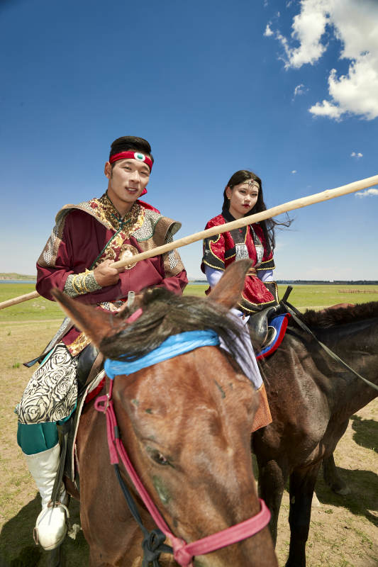 草原那达慕大会上骑着马的蒙古演员图片