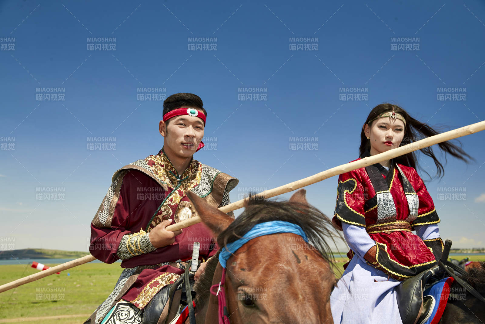 草原那达慕大会上骑着马的蒙古演员图片