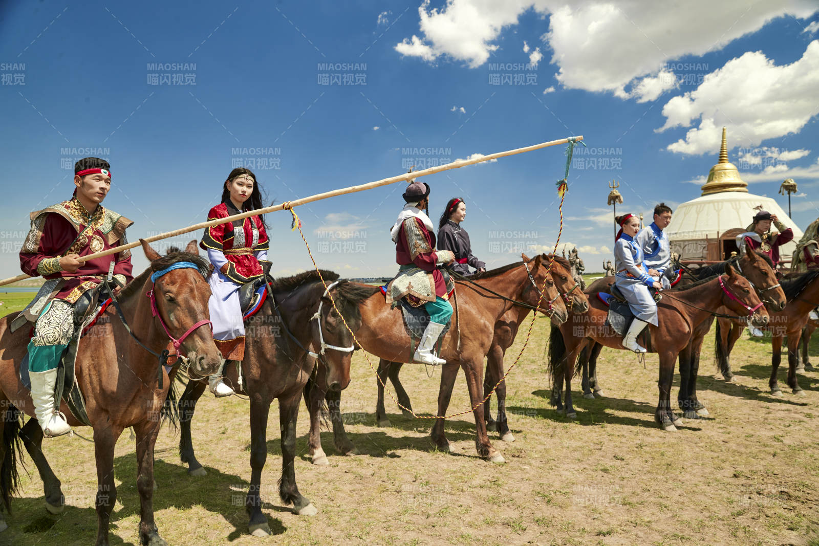 草原那达慕大会上骑着马的蒙古演员图片