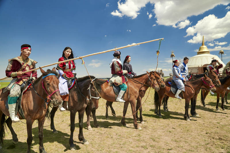 草原那达慕大会上骑着马的蒙古演员图片