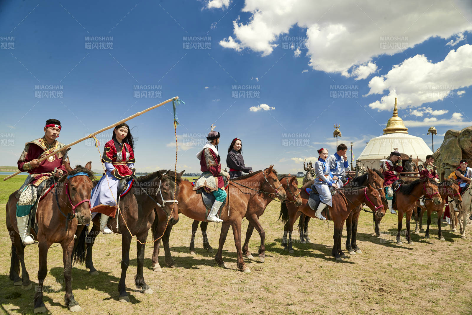 草原那达慕大会上骑着马的蒙古演员图片
